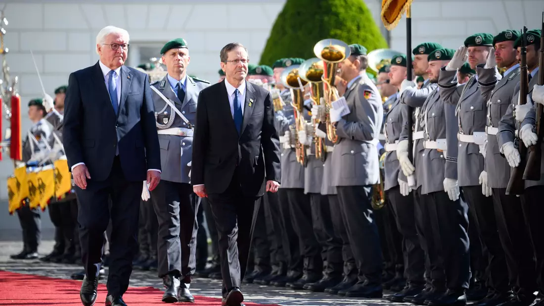 60 Jahre deutsch-israelische Beziehungen - Präsident Herzog wird in Berlin begrüßt. - Bild: Bernd von Jutrczenka/dpa
