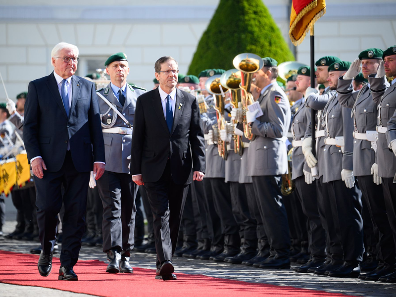 60 Jahre deutsch-israelische Beziehungen - Präsident Herzog wird in Berlin begrüßt. - Foto: Bernd von Jutrczenka/dpa