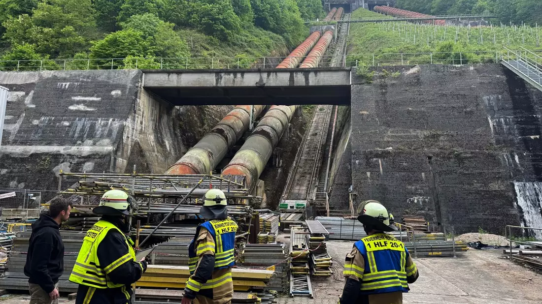 FW-EN: Realistische Einsatzübung der Feuerwehr Herdecke im Weinberg von Project Vino am Hengsteysee - Feuerwehr rettet zwei Personen aus steilem Weinberg - Bild: presseportal.de
