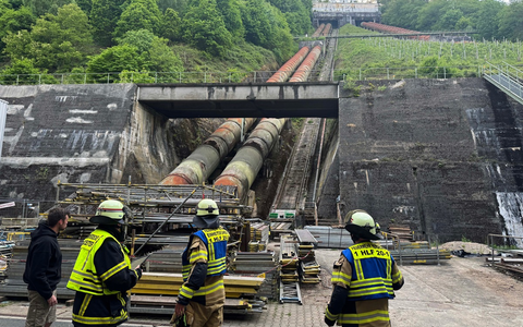 FW-EN: Realistische Einsatzübung der Feuerwehr Herdecke im Weinberg von Project Vino am Hengsteysee - Feuerwehr rettet zwei Personen aus steilem Weinberg - Foto: presseportal.de