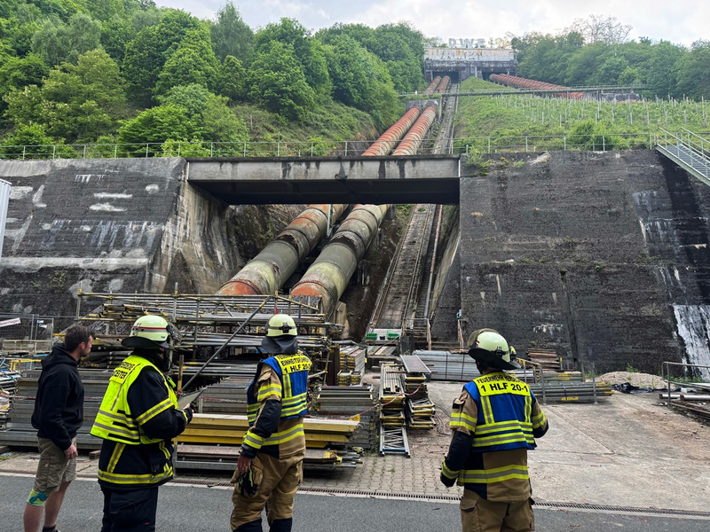 FW-EN: Realistische Einsatzübung der Feuerwehr Herdecke im Weinberg von Project Vino am Hengsteysee - Feuerwehr rettet zwei Personen aus steilem Weinberg - Foto: presseportal.de