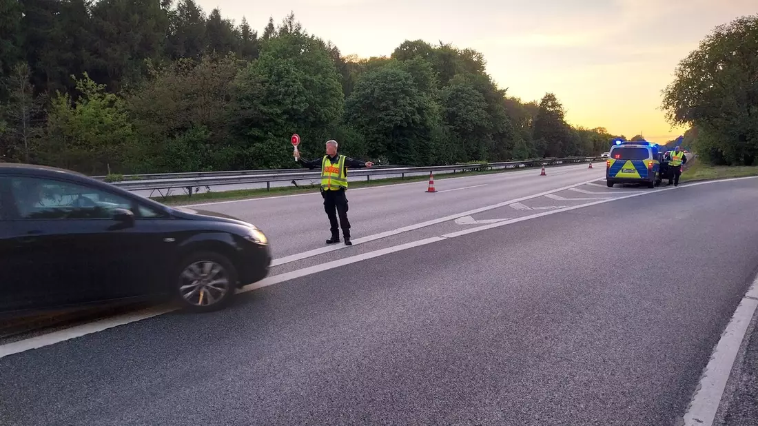 POL-SE: Tornesch / BAB 23 - Polizei führt in den Abendstunden Verkehrskontrolle durch und stellt Verstöße fest - Bild: presseportal.de
