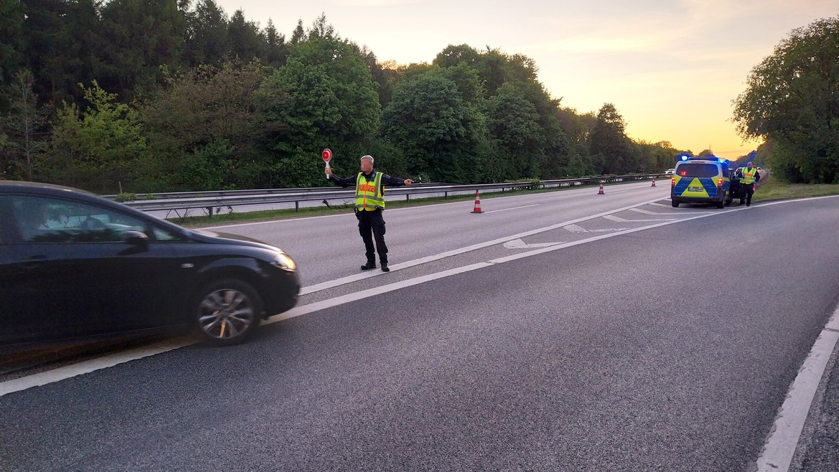 POL-SE: Tornesch / BAB 23 - Polizei führt in den Abendstunden Verkehrskontrolle durch und stellt Verstöße fest - Foto: presseportal.de