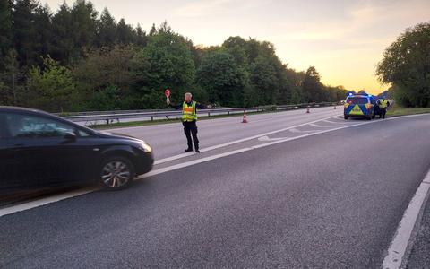 POL-SE: Tornesch / BAB 23 - Polizei führt in den Abendstunden Verkehrskontrolle durch und stellt Verstöße fest - Foto: presseportal.de