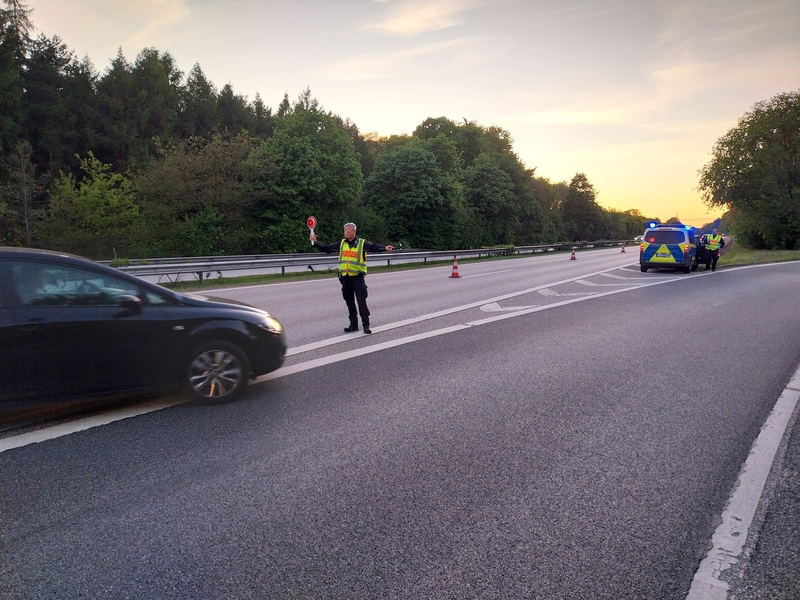 POL-SE: Tornesch / BAB 23 - Polizei führt in den Abendstunden Verkehrskontrolle durch und stellt Verstöße fest - Foto: presseportal.de