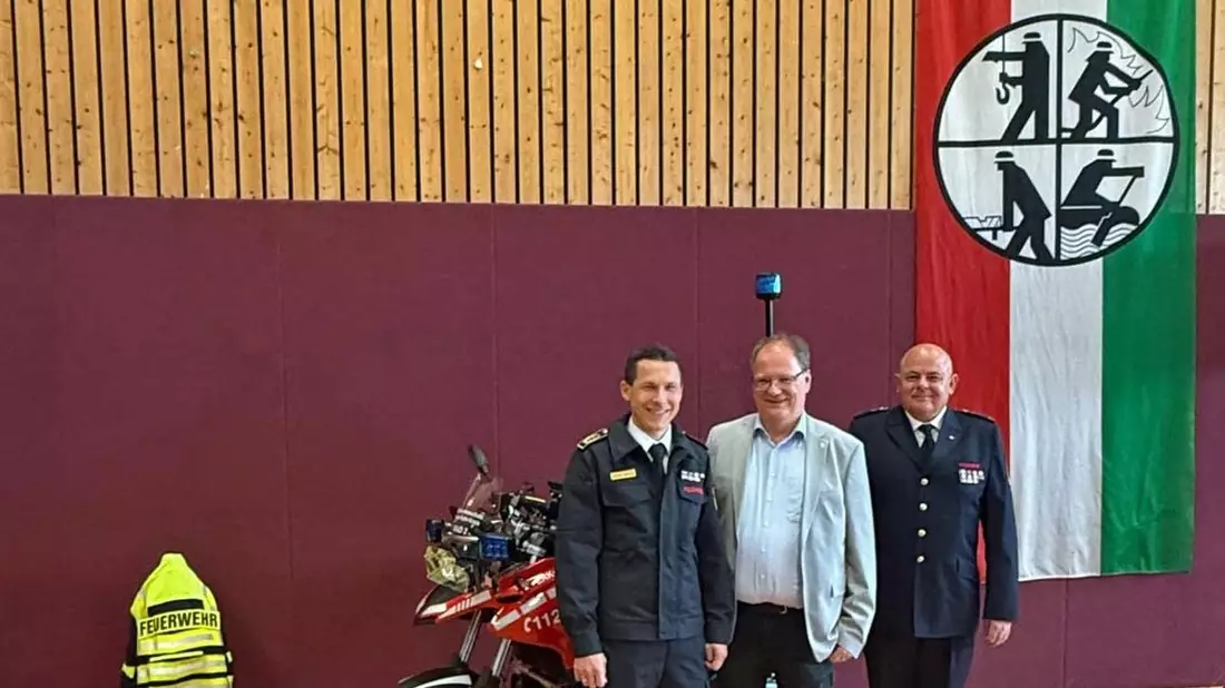 FW-EN: Traditionelles Ehrentreffen würdigt langjährigen Einsatz der Ehrenabteilungen - Martin Weber stellt sich als neuer Kreisbrandmeister vor - Olaf Schade mit silberner Ehrennadel geehrt - Bild: presseportal.de