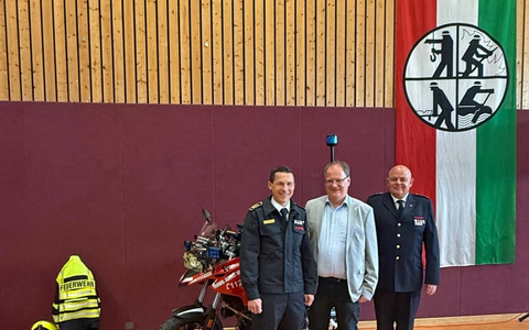 FW-EN: Traditionelles Ehrentreffen würdigt langjährigen Einsatz der Ehrenabteilungen - Martin Weber stellt sich als neuer Kreisbrandmeister vor - Olaf Schade mit silberner Ehrennadel geehrt - Foto: presseportal.de