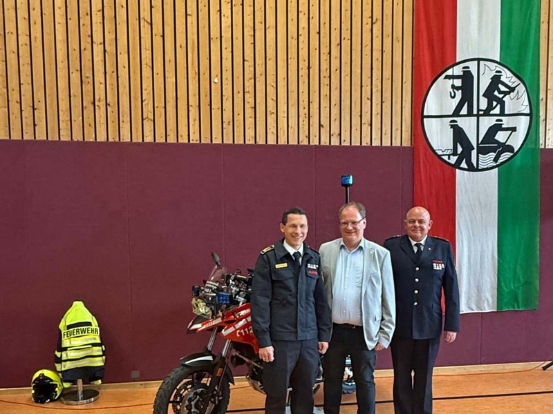 FW-EN: Traditionelles Ehrentreffen würdigt langjährigen Einsatz der Ehrenabteilungen - Martin Weber stellt sich als neuer Kreisbrandmeister vor - Olaf Schade mit silberner Ehrennadel geehrt - Foto: presseportal.de