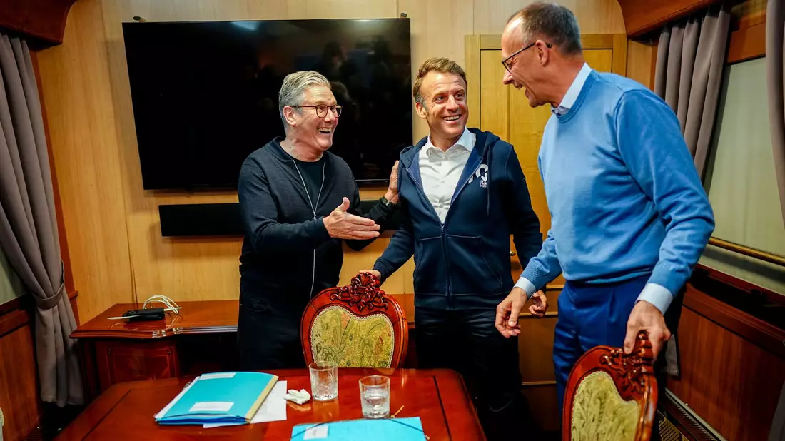 Auf dem Weg nach Kiew besprechen sich Präsident Emmanuel Macron, Bundeskanzler Friedrich Merz und Premierminister Keir Starmer - und wegen der anwesenden Presse räumt Macron noch schnell etwas vom Tisch, was später für Gerüchte sorgt.  - Bild: Kay Nietfeld/dpa