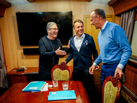 Auf dem Weg nach Kiew besprechen sich Präsident Emmanuel Macron, Bundeskanzler Friedrich Merz und Premierminister Keir Starmer - und wegen der anwesenden Presse räumt Macron noch schnell etwas vom Tisch, was später für Gerüchte sorgt.  - Foto: Kay Nietfeld/dpa