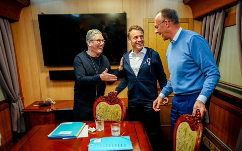 Auf dem Weg nach Kiew besprechen sich PrĂ€sident Emmanuel Macron, Bundeskanzler Friedrich Merz und Premierminister Keir Starmer - und wegen der anwesenden Presse rĂ€umt Macron noch schnell etwas vom Tisch, was spĂ€ter fĂŒr GerĂŒchte sorgt. - Foto: Kay Nietfeld/dpa Auf dem Weg nach Kiew besprechen sich PrĂ€sident Emmanuel Macron, Bundeskanzler Friedrich Merz und Premierminister Keir Starmer - und wegen der anwesenden Presse rĂ€umt Macron noch schnell etwas vom Tisch, was spĂ€ter fĂŒr GerĂŒchte sorgt. - Foto: Kay Nietfeld/dpa