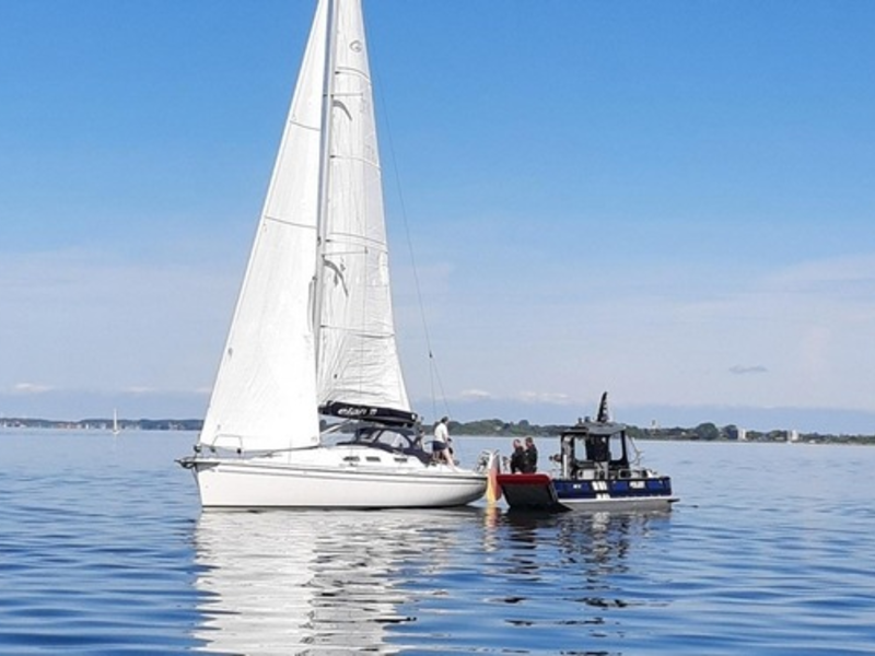 BPOL-FL: Ostseebad - Kontrolle eines Seglers - Bundespolizisten verhaften gesuchten Mann - Foto: presseportal.de