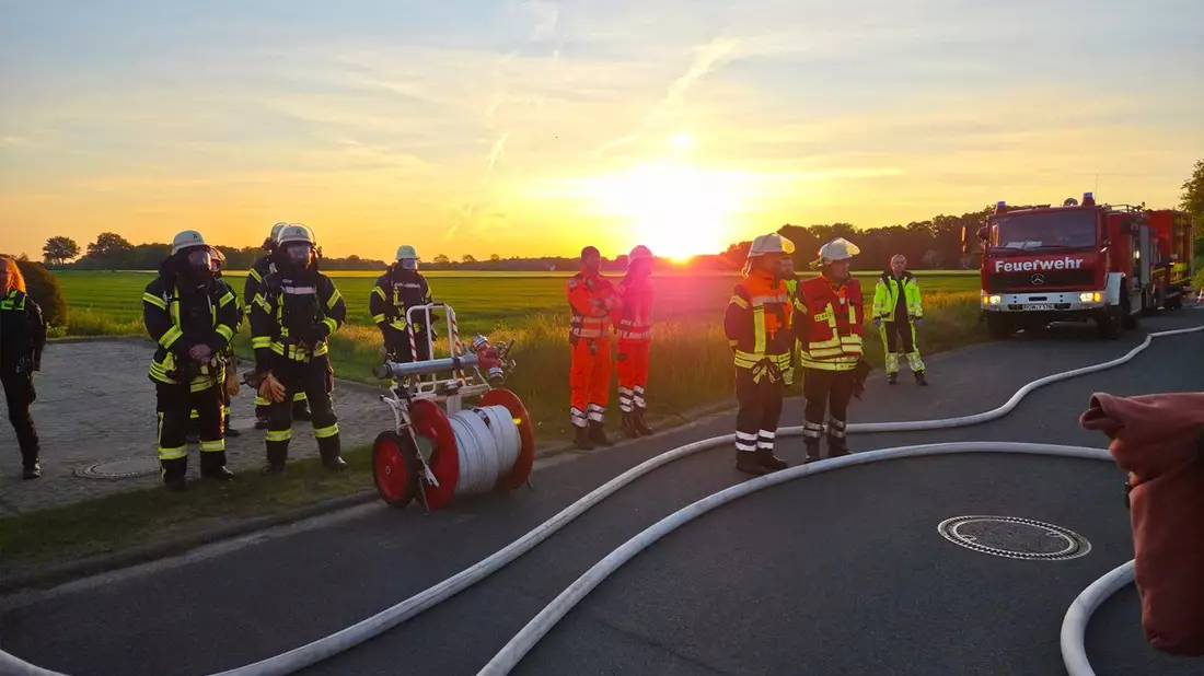 FW-ROW: Zimmerbrand breitet sich auf Gebäude aus - Bild: presseportal.de