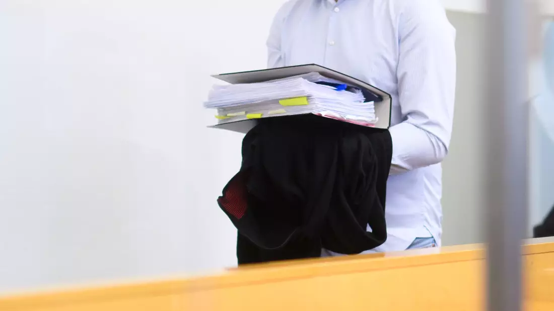 Der angeklagte Jurist schilderte rund fünf Stunden lang seine Sicht der Dinge. - Bild: Julian Stratenschulte/dpa