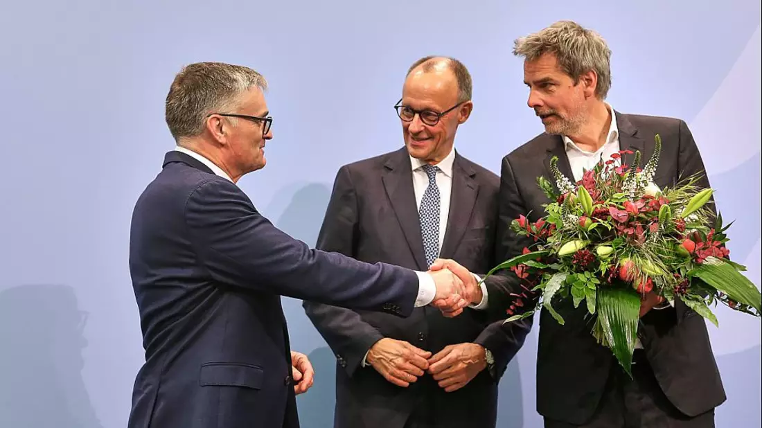 Stefan Kornelius, Friedrich Merz, Steffen Hebestreit am 12.05.2025 - Bild: über dts Nachrichtenagentur