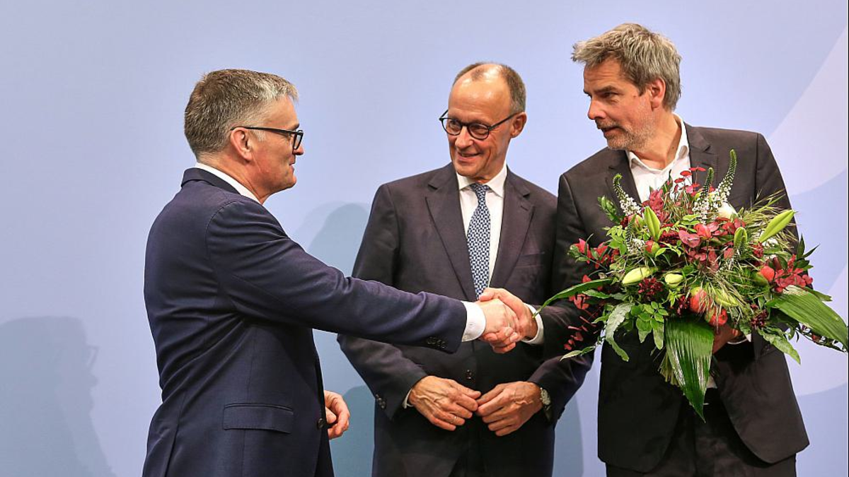 Stefan Kornelius, Friedrich Merz, Steffen Hebestreit am 12.05.2025 - Foto: über dts Nachrichtenagentur