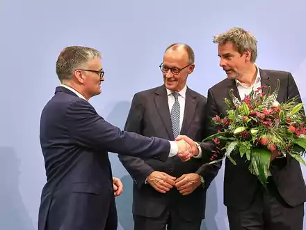 Stefan Kornelius, Friedrich Merz, Steffen Hebestreit am 12.05.2025 - Foto: über dts Nachrichtenagentur