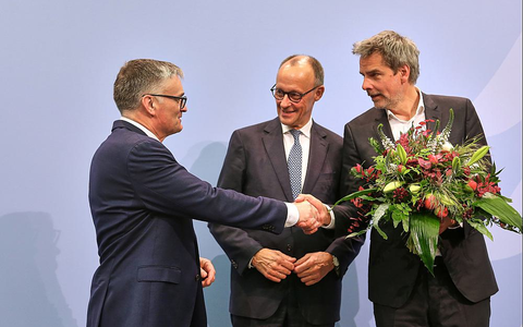 Stefan Kornelius, Friedrich Merz, Steffen Hebestreit am 12.05.2025 - Foto: über dts Nachrichtenagentur