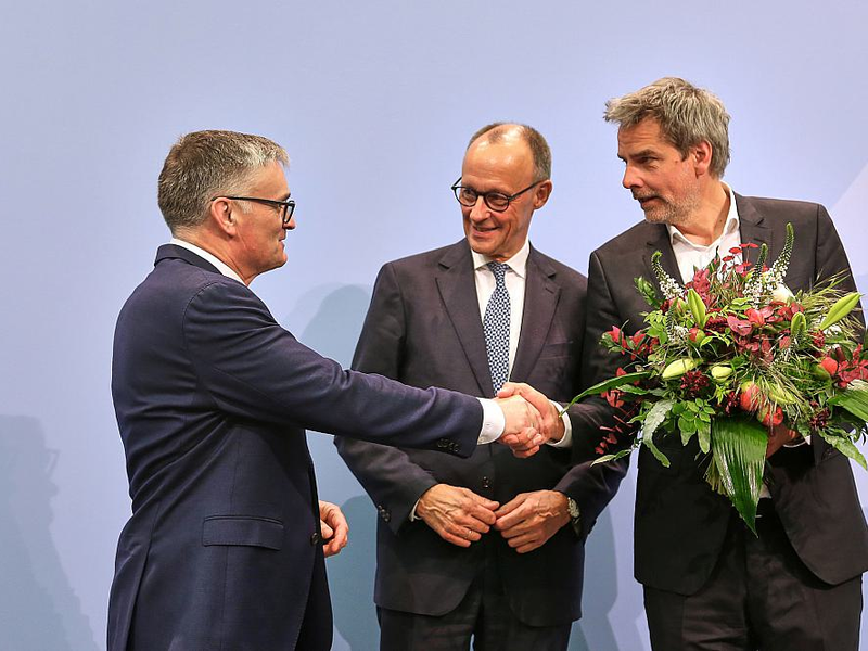 Stefan Kornelius, Friedrich Merz, Steffen Hebestreit am 12.05.2025 - Foto: über dts Nachrichtenagentur