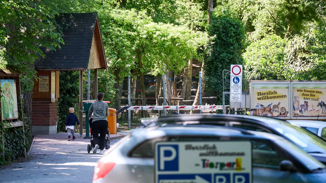 Der Eingang und Parkplatz zum Tierpark Nadermann im ostwestfälischen Delbrück. Hier hatte am Morgen ein Tiger eine Mitarbeiterin gebissen und verletzt.  - Bild: Bernd Thissen/dpa