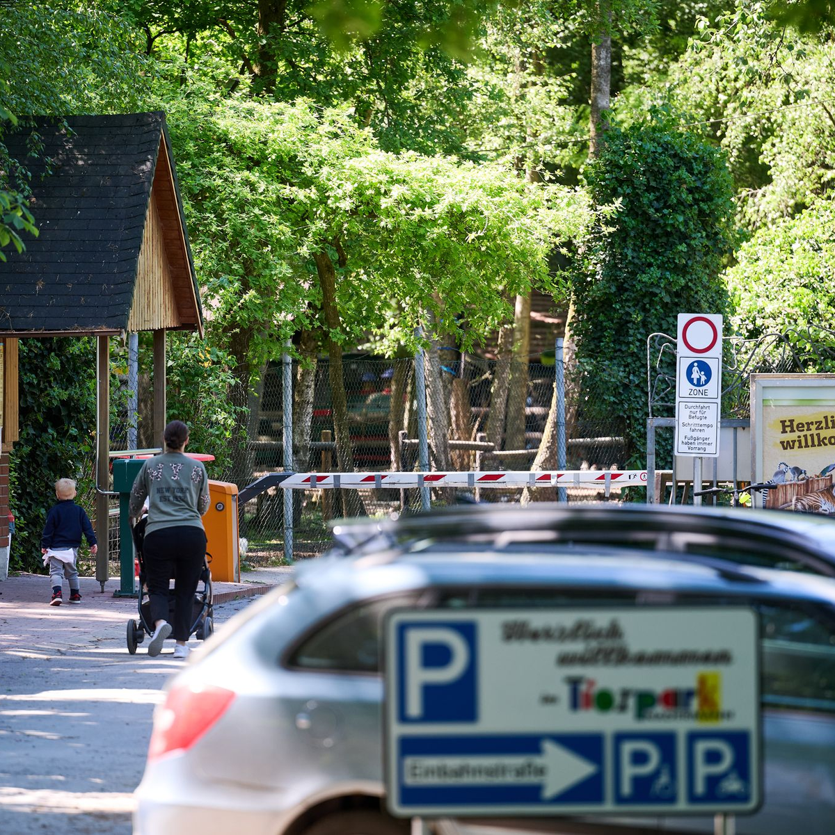 Der Eingang und Parkplatz zum Tierpark Nadermann im ostwestfälischen Delbrück. Hier hatte am Morgen ein Tiger eine Mitarbeiterin gebissen und verletzt.  - Foto: Bernd Thissen/dpa