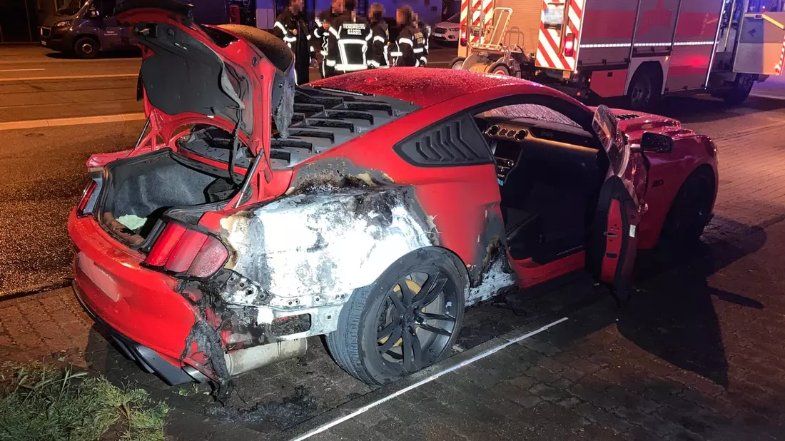 POL-KS: Ford Mustang in Weserstraße in Brand gesetzt: Kripo sucht Zeugen - Bild: presseportal.de