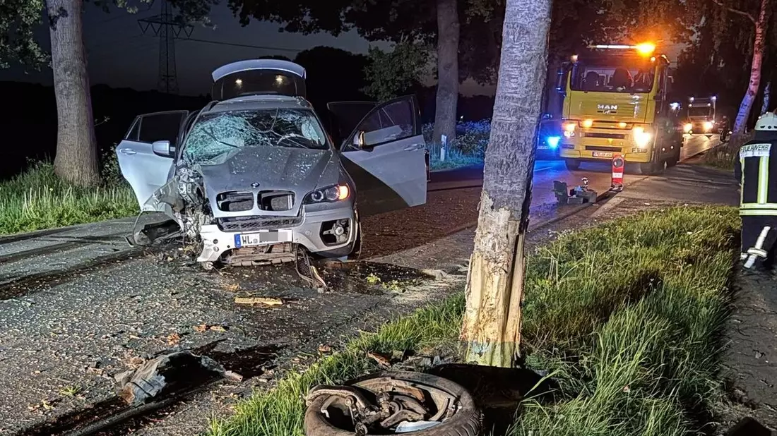 POL-STD: Autofahrer kommt unter Alkoholeinfluss von der Straße ab und prallt gegen mehrere Bäume - Fahrer flüchtet zunächst zu Fuß - Fotos - Bild: presseportal.de