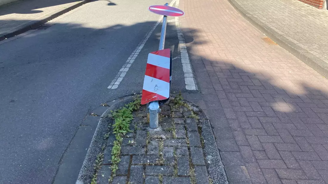 POL-COE: Coesfeld, Hohe Lucht/ Lkw fährt Mast um - Bild: presseportal.de