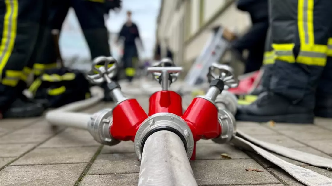 FW-NE: Zimmerbrand in Mehrfamilienhaus | Feuerwehr verhindert Ausbreitung auf gesamtes Dachgeschoss - Bild: presseportal.de