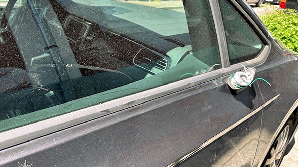 POL-PDKL: Wer hat den Spiegel abgerissen? - Foto: presseportal.de