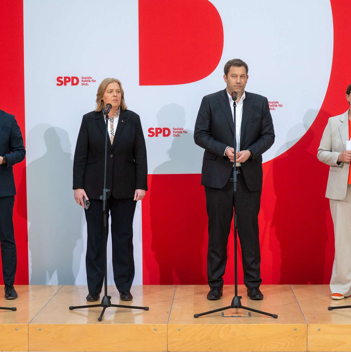 Lars Klingbeil dankt Saskia Esken für die Zusammenarbeit. - Foto: Christophe Gateau/dpa