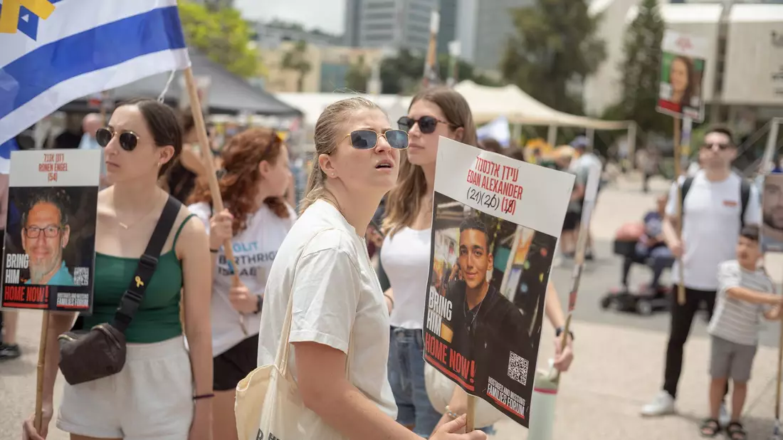 Angehörige und Unterstützer der Geiseln versammelten sich in Israel vor der Freilassung einer Geisel. - Bild: ILIA YEFIMOVICH/dpa