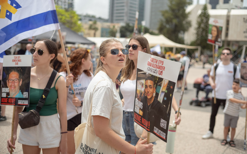 Angehörige und Unterstützer der Geiseln versammelten sich in Israel vor der Freilassung einer Geisel. - Foto: ILIA YEFIMOVICH/dpa