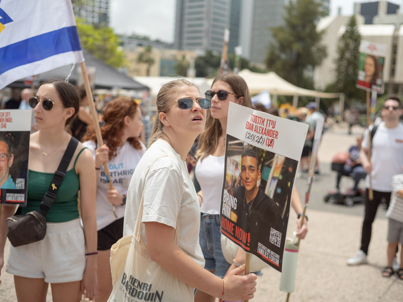 Angehörige und Unterstützer der Geiseln versammelten sich in Israel vor der Freilassung einer Geisel. - Foto: ILIA YEFIMOVICH/dpa
