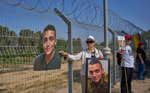 Angehörige zeigen an der Gaza-Grenze Bilder der US-israelischen Geisel Edan Alexander. (Archivbild) - Foto: Ohad Zwigenberg/AP/dpa
