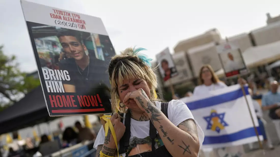 In Tel Aviv versammelten sich Menschen, um die Freilassung gemeinsam zu verfolgen.  - Bild: Oded Balilty/AP/dpa