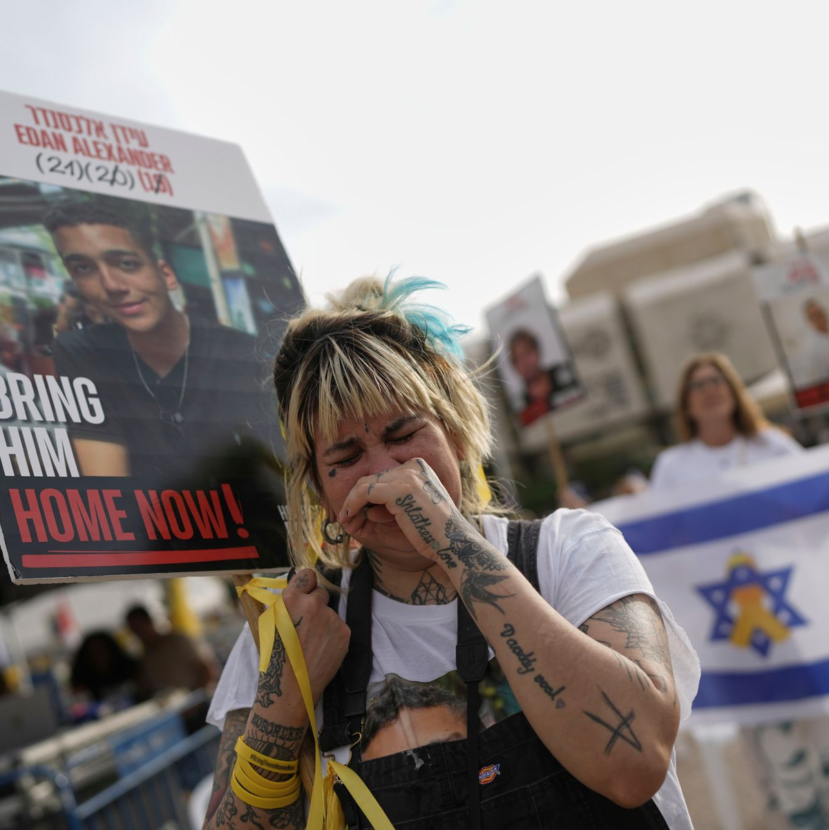 In Tel Aviv versammelten sich Menschen, um die Freilassung gemeinsam zu verfolgen.  - Foto: Oded Balilty/AP/dpa