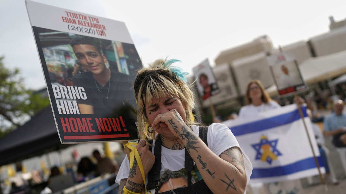 In Tel Aviv versammelten sich Menschen, um die Freilassung gemeinsam zu verfolgen.  - Foto: Oded Balilty/AP/dpa