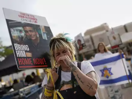 In Tel Aviv versammelten sich Menschen, um die Freilassung gemeinsam zu verfolgen.  - Foto: Oded Balilty/AP/dpa