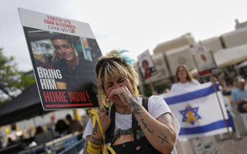 In Tel Aviv versammelten sich Menschen, um die Freilassung gemeinsam zu verfolgen.  - Foto: Oded Balilty/AP/dpa