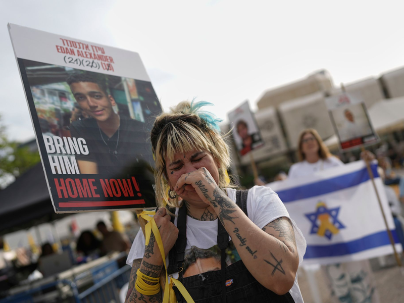 In Tel Aviv versammelten sich Menschen, um die Freilassung gemeinsam zu verfolgen.  - Foto: Oded Balilty/AP/dpa