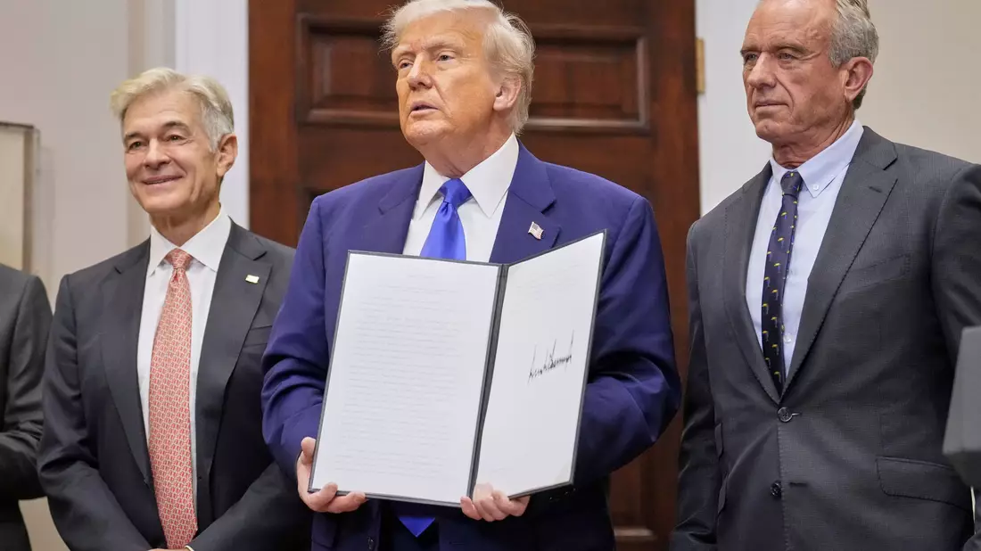 Mit einem neuen Dekret nimmt Trump die Pharmabranche ins Visier. - Bild: Mark Schiefelbein/AP/dpa