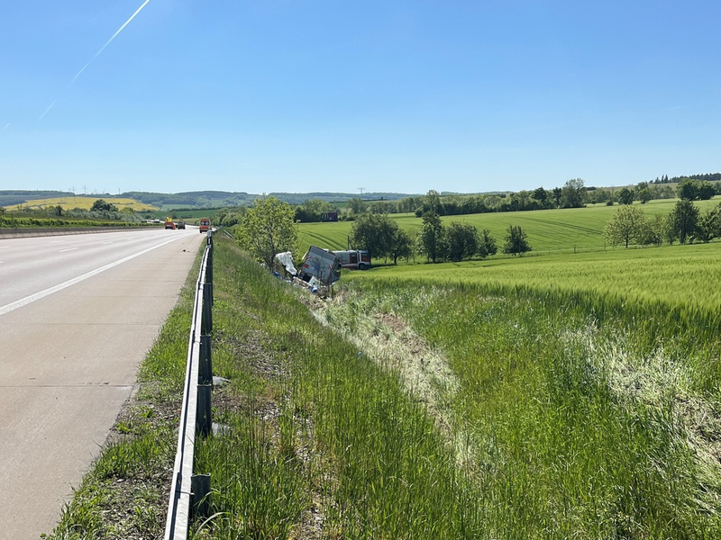 API-TH: Vollsperrung nach Lkw-Unfall mit Gefahrgut - Foto: presseportal.de
