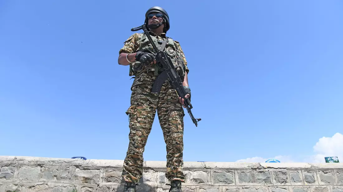 Zwischen Indien und Pakistan gilt seit Samstag eine Waffenruhe - die wohl durch US-Druck im Bereich der Handelspolitik entstanden ist. - Bild: Basit Zargar/ZUMA Press Wire/dpa