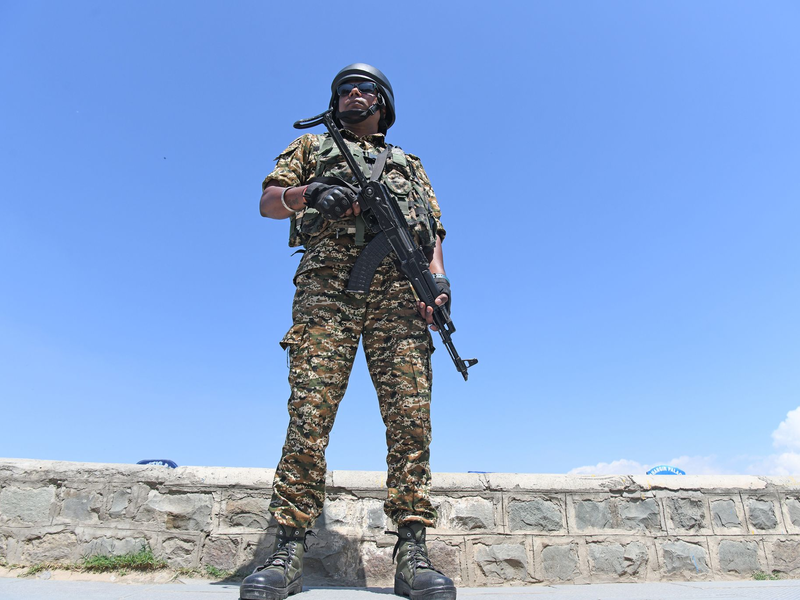 Zwischen Indien und Pakistan gilt seit Samstag eine Waffenruhe - die wohl durch US-Druck im Bereich der Handelspolitik entstanden ist. - Foto: Basit Zargar/ZUMA Press Wire/dpa