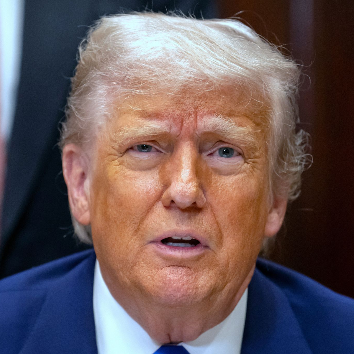 Trump bedient sich bei dem Thema einer Theorie aus rechtsextremen Kreisen. - Foto: Mark Schiefelbein/AP/dpa