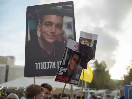 Der Soldat Edan Alexander wurde am 7. Oktober 2023 während des Hamas-Massakers von einem Militärstützpunkt entführt. - Foto: Ilia Yefimovich/dpa