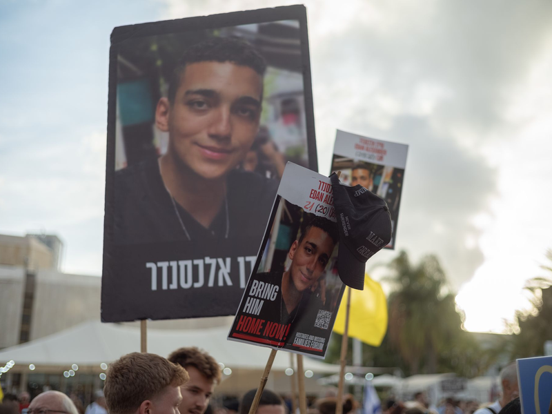 Der Soldat Edan Alexander wurde am 7. Oktober 2023 während des Hamas-Massakers von einem Militärstützpunkt entführt. - Foto: Ilia Yefimovich/dpa