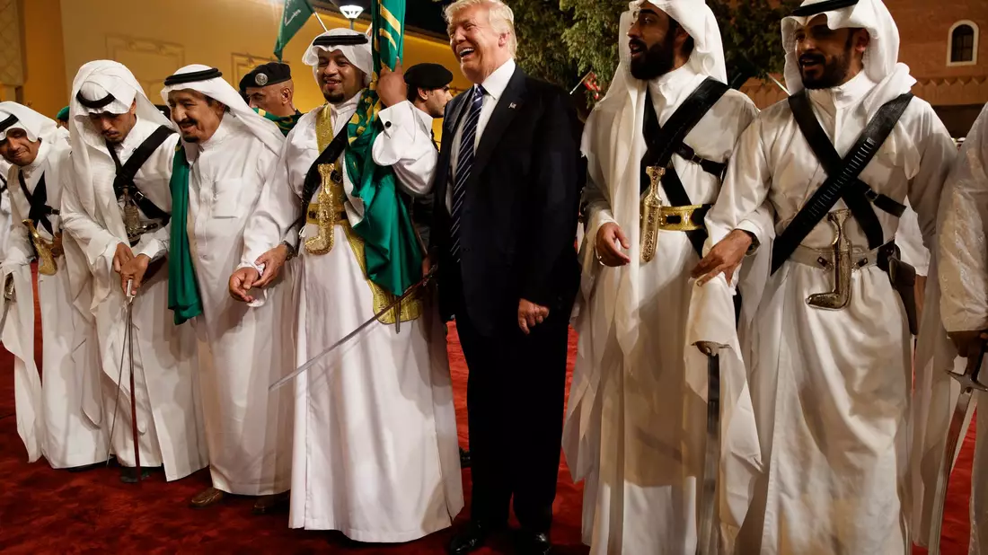 Trump wählte bereits in der ersten Amtszeit Saudi-Arabien als Ziel seiner ersten großen Auslandsreise. (Archivbild) - Bild: picture alliance / Evan Vucci/AP/dpa