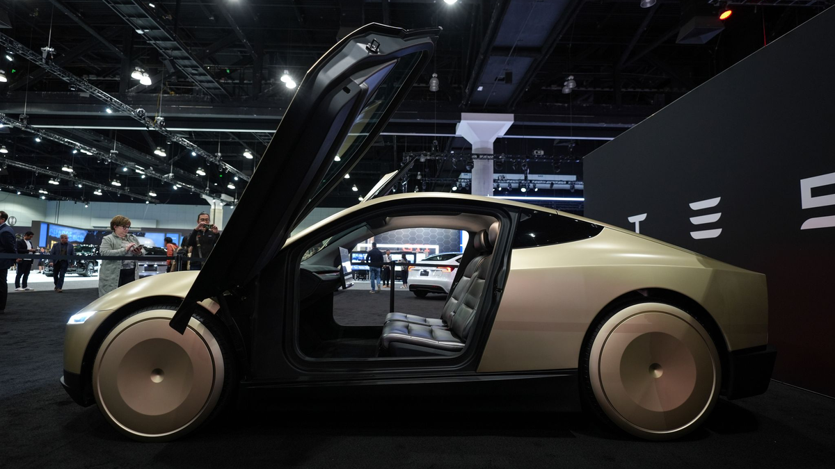 Ein Robotaxi-Fahrzeug ohne Lenkrad und Pedale will Tesla von 2026 an bauen. (Archivbild) - Foto: Jae C. Hong/AP/dpa